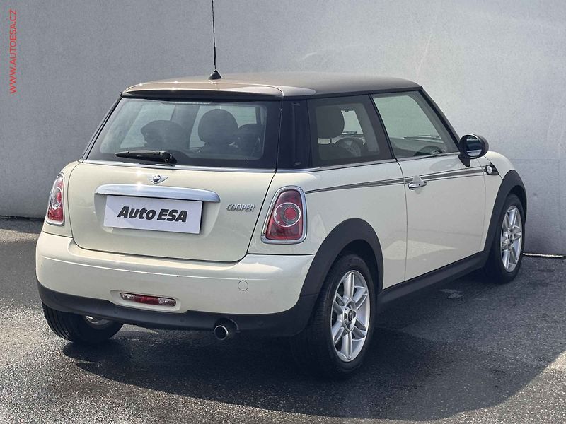 Mini Cooper (2013) 1.6i, AT, kůže - fotka 6 z 14