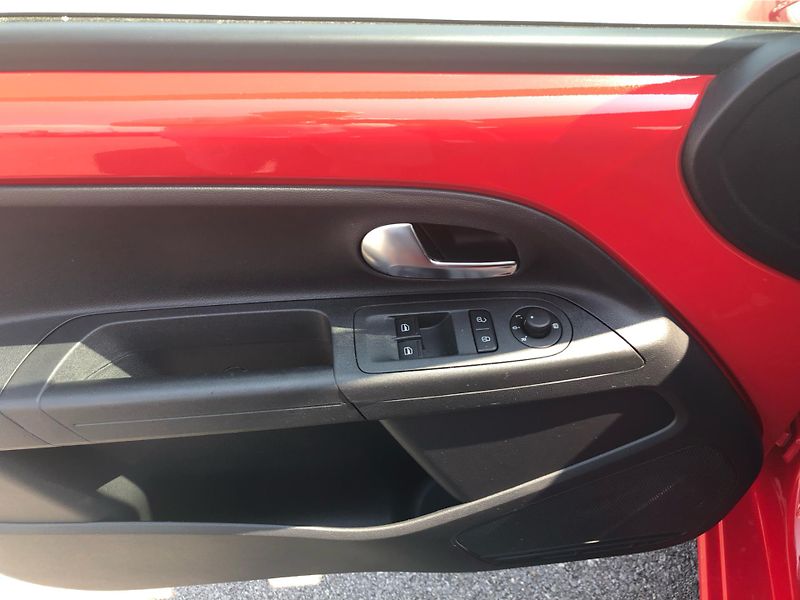 Volkswagen up! 1,0 44kW BMT Move - fotka 15 z 26
