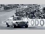 Mercedes-Benz AMG 300 SEL 6.8 „Rudá svině“.