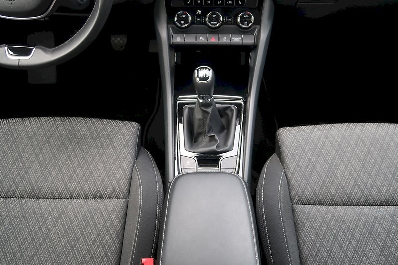 Škoda Karoq (2025) Selection 1,5 TSi/110 kW M - fotka 9 z 34