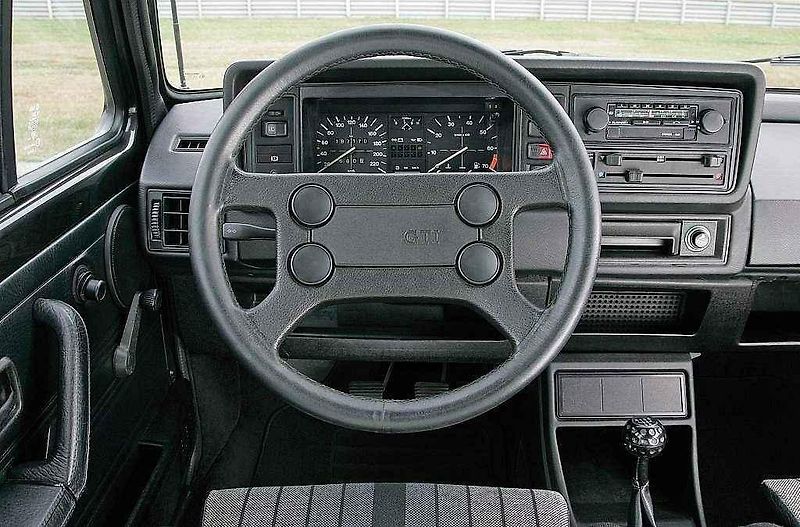 První a sedmá generace Volkswagenu Golf GTI.