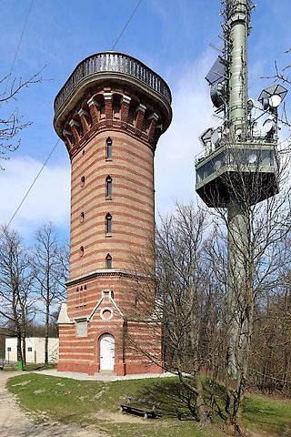 Rozhledna Stephaniewarte, vpravo je vysílač Kahlenberg., zdroj: Wikimedia Commons, C.Stadler/Bwag, CC BY-SA 4.0