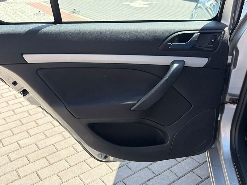 Škoda Octavia 1.6 Combi - fotka 11 z 14