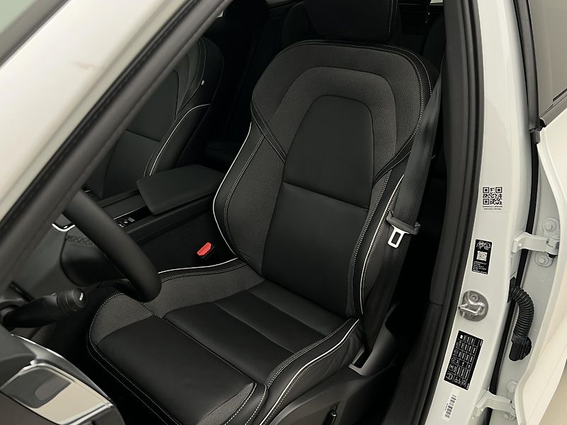 Volvo XC60 B5 AWD BLACK EDITION PLUS AUT  - fotka 20 z 45