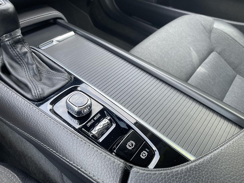 Volvo V90 (2019) 2.0 D4 140kW MOMENTUM - fotka 24 z 32