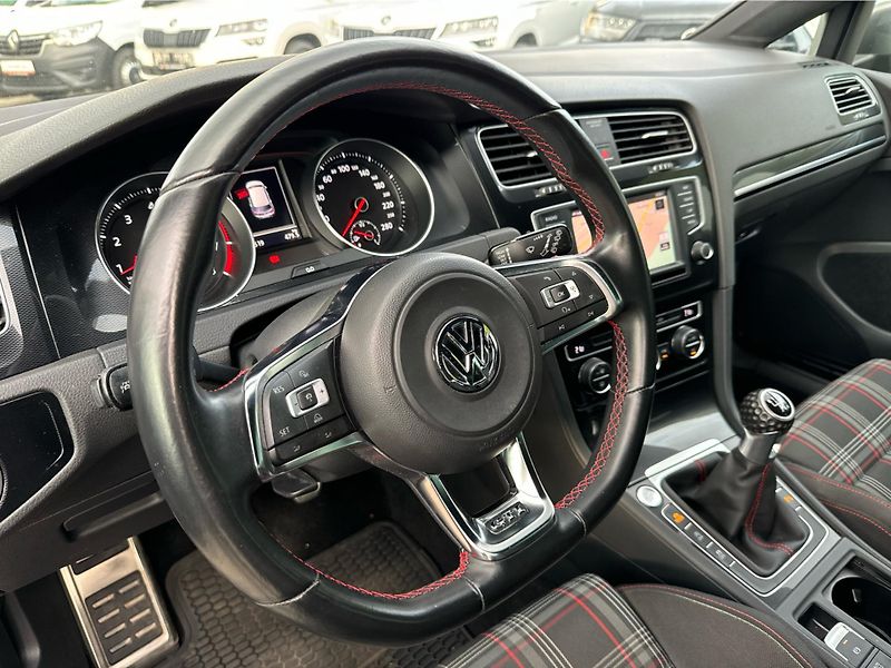 Volkswagen Golf Perfomace 2.0TSI 169 KW - fotka 21 z 25
