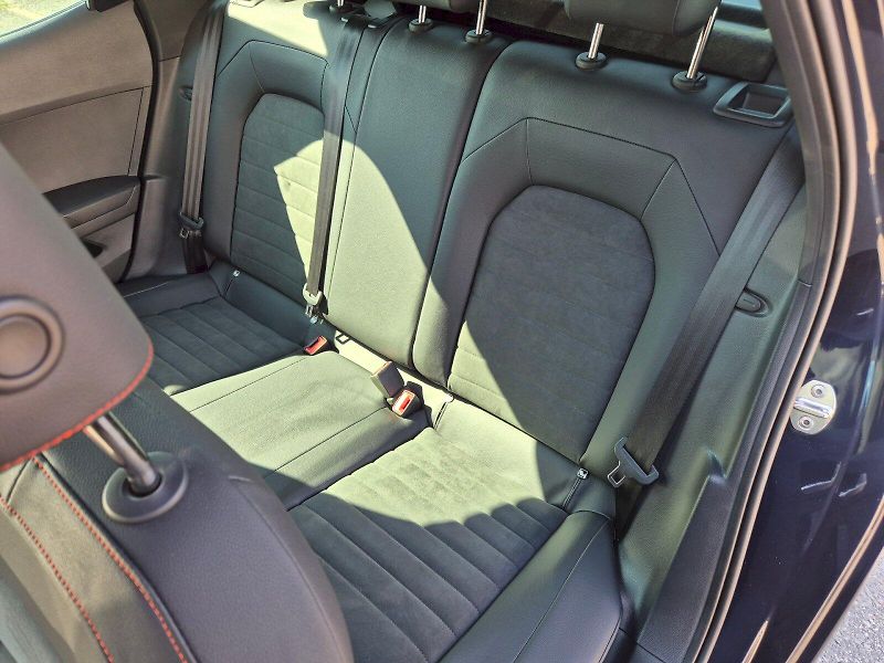 Seat Arona (2022) FR 1.0 TSI 81 kW 6°manuální - fotka 15 z 33
