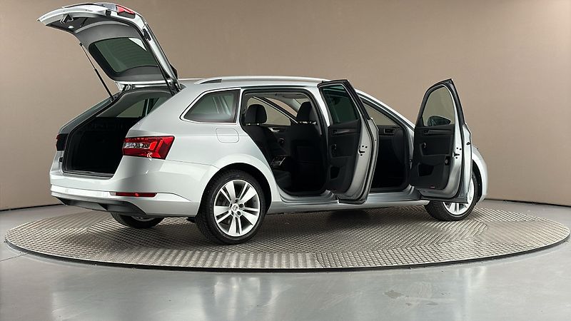 Škoda Superb 2.0 TDI DSG Style Combi - fotka 6 z 31