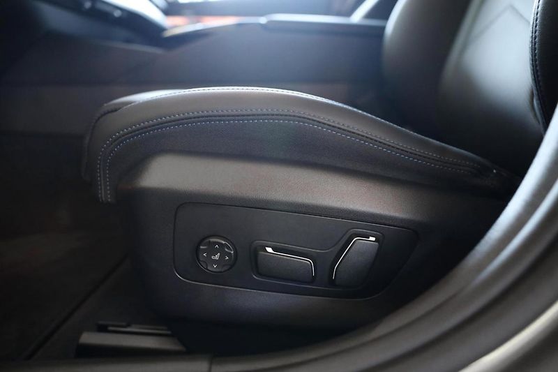 BMW Řada 5 530e xDrive Touring - fotka 24 z 32
