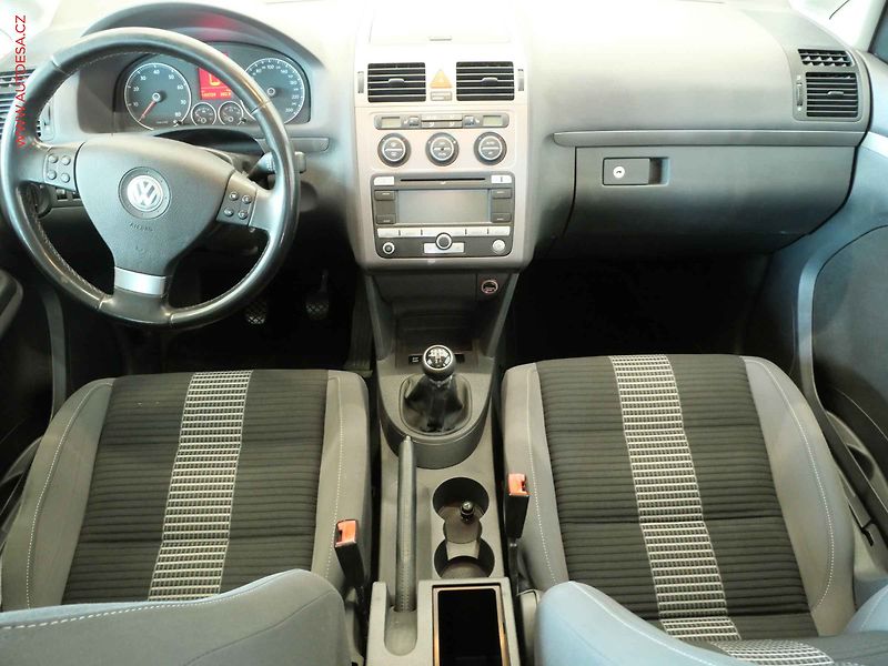 Volkswagen Touran (2008) 1.6i - fotka 8 z 22