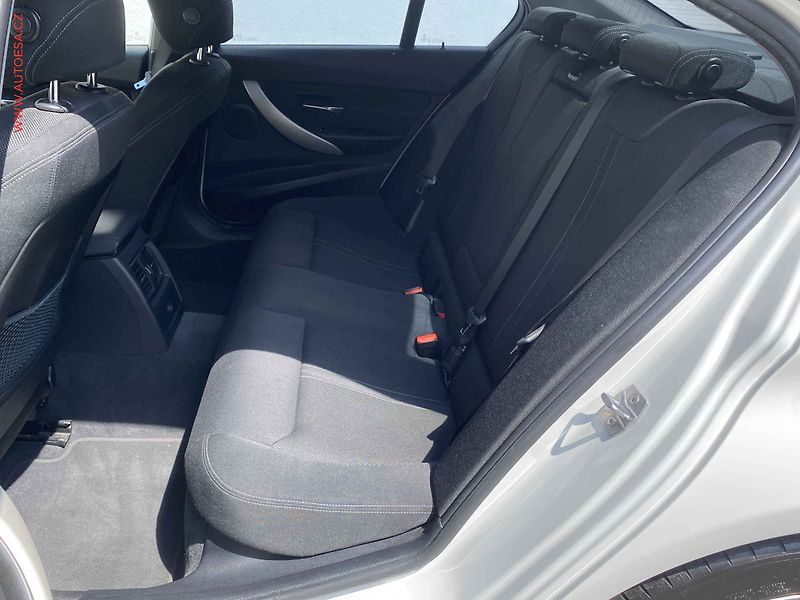 BMW Řada 3 (2018) 1.5i 318i, ČR, Advantage - fotka 10 z 18