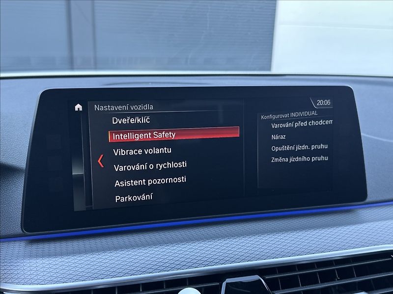 BMW Řada 5 3,0 530d 265PS  M Performance - fotka 35 z 54