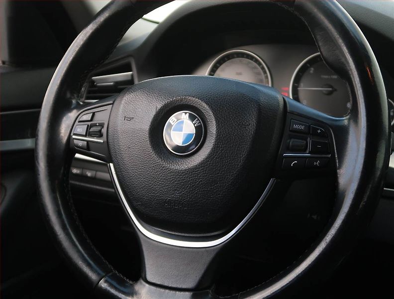 BMW Řada 5 (2012) 520d, Automat, Navi, Xenony - fotka 20 z 21