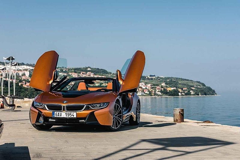 BMW i8 Roadster a M5.
