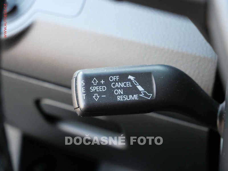 Volkswagen Passat (2014) 2.0 TDi, Navi, xenon - fotka 12 z 23