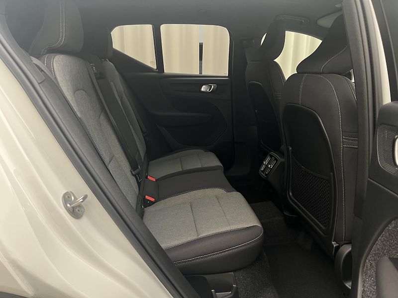 Volvo XC40 (2026) B4 PLUS BLACK EDITION AUT - fotka 24 z 37