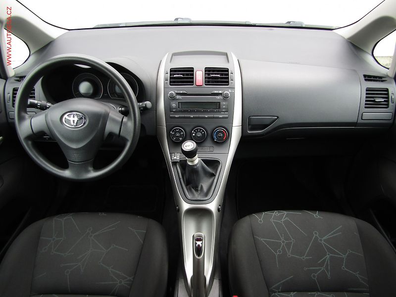 Toyota Auris (2010) 1.3 VVT-i, ČR, AC, výhřev - fotka 8 z 16