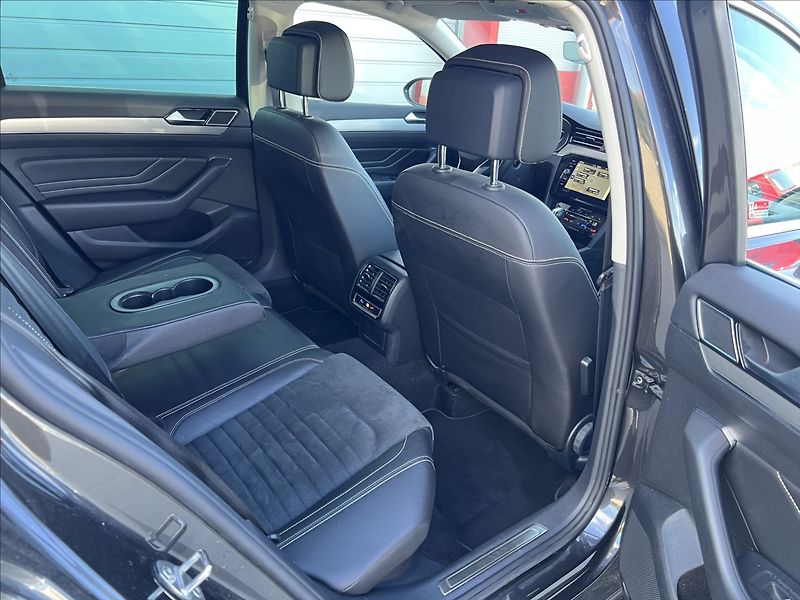 Volkswagen Passat 2,0 TDi DSG ELEGANCE MATRIX - fotka 17 z 32