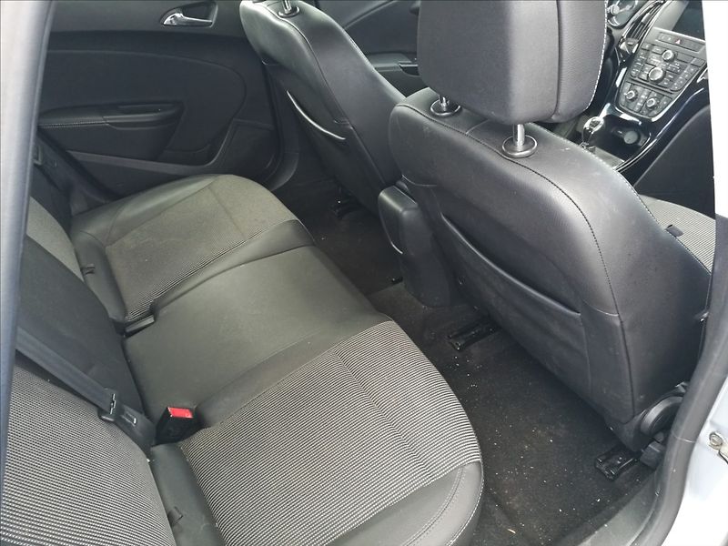Opel Astra 1,6 CDTi kombi - fotka 12 z 15