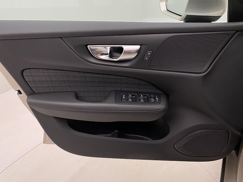 Volvo V60 T6 AWD RECHARGE CORE AUT CZ - fotka 7 z 56
