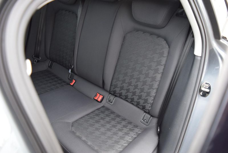 Audi A3 (2014) 1.2TSI 77kw AMBIENTE NAVI VÝHŘ - fotka 16 z 45