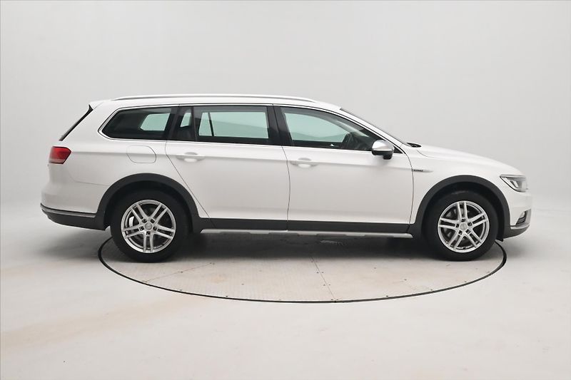 Volkswagen Passat 2,0 TDI 140kW DSG Alltrack 4Mo - fotka 4 z 32
