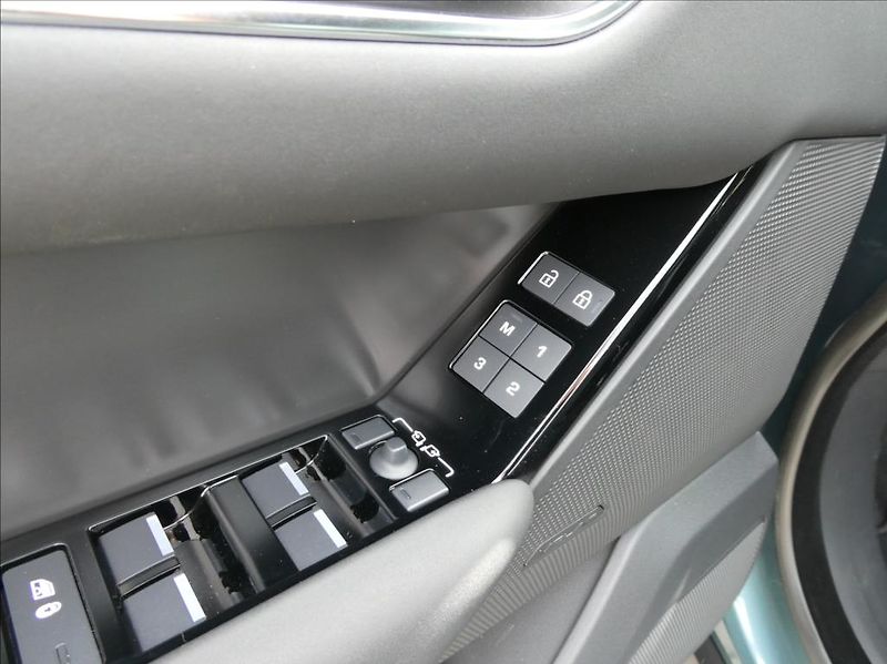 Land Rover Range Rover Velar 2,0 D200 S 1Maj. ČR, DPH - fotka 14 z 40