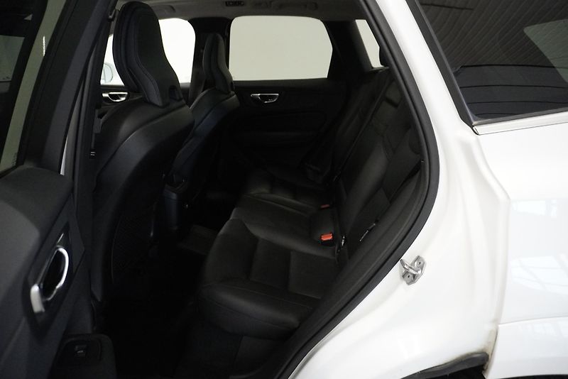 Volvo XC60  2,0 T8 TWIN ENGINE 4WD AUT. - fotka 28 z 33