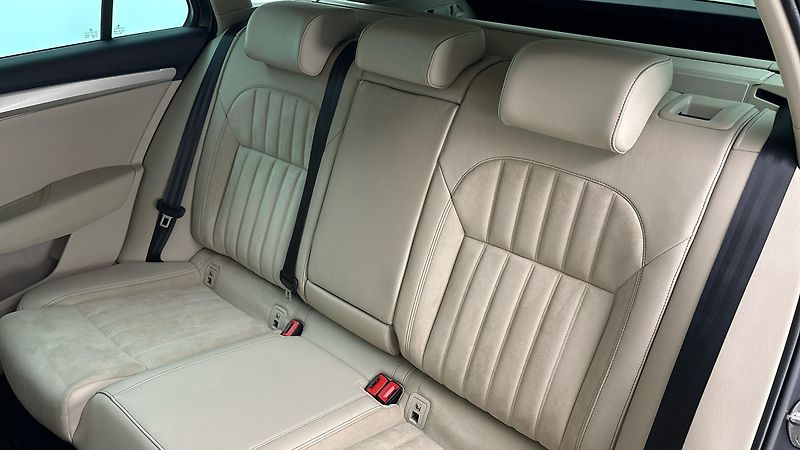 Škoda Superb 2.0 TDI DSG 4x4 Style Combi - fotka 16 z 34