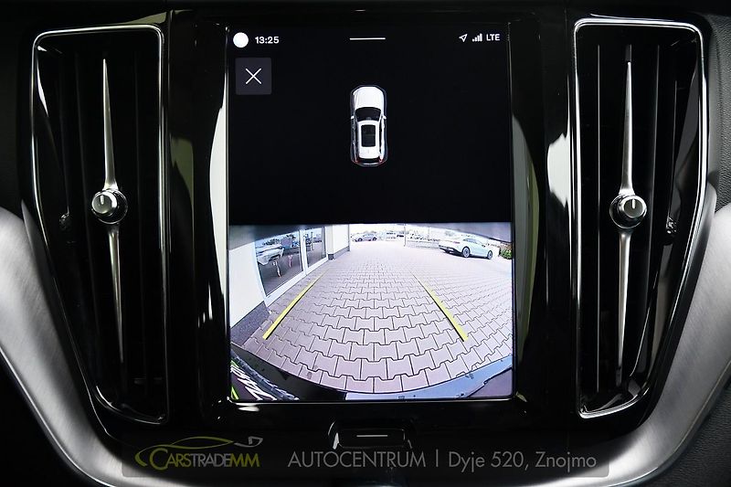 Volvo XC60 B4 AWD mHEV - fotka 34 z 44