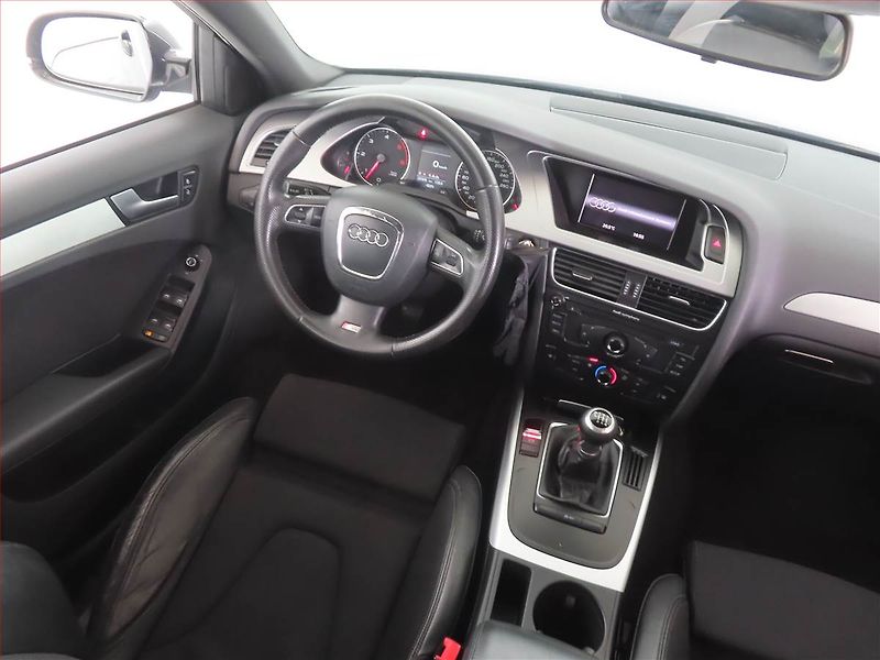 Audi A4 (2011) S-Line 2.7 TDI, Xenony - fotka 7 z 14
