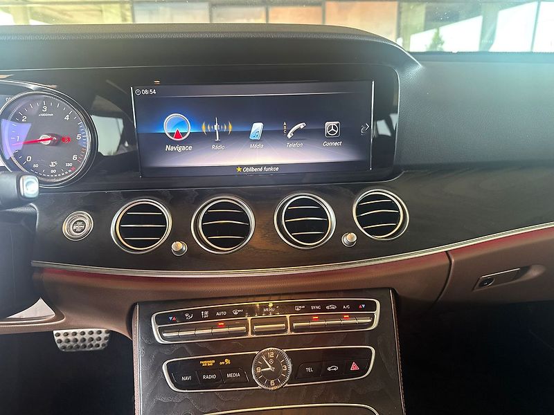 Mercedes-Benz Třídy E 300d - fotka 15 z 21