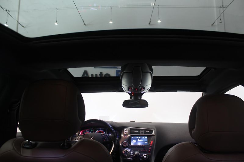 Citroën DS5 (2013) 2.0HDI Automat 120kW Navi ČR - fotka 33 z 36