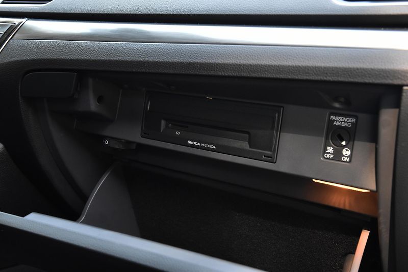 Škoda Superb 2.0 TDi CR,DKLIMA,VÝHŘEV,TEMP - fotka 44 z 50