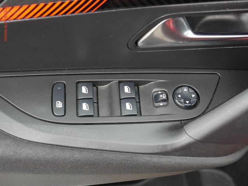 Peugeot 2008 (2021) 1.2PT, ČR, Active - fotka 11 z 17