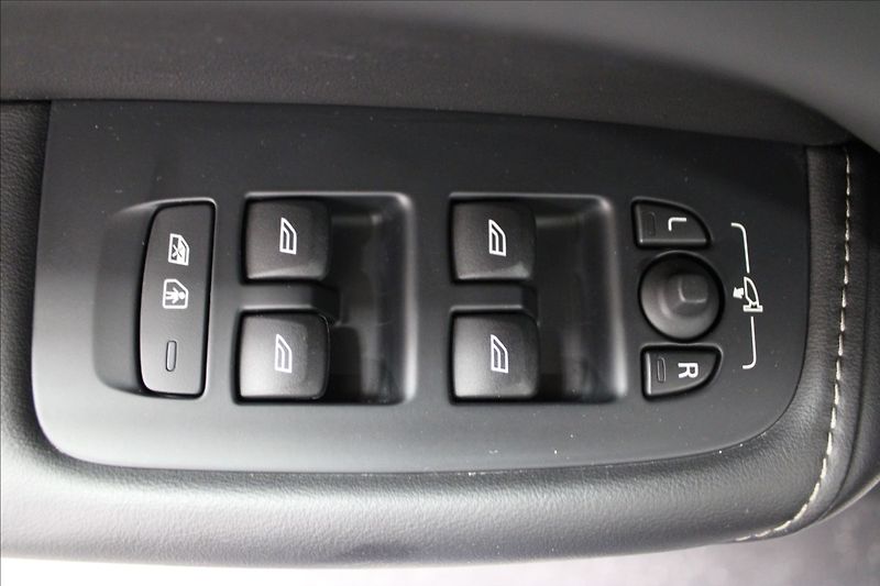 Volvo XC60 2,0 B4 AWD CZ PŮVOD - fotka 13 z 37