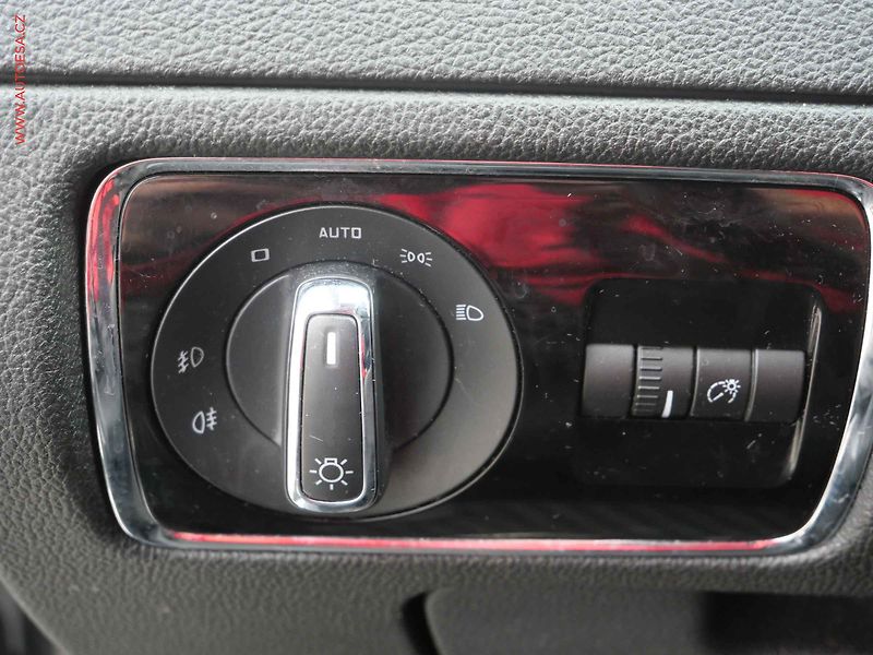 Škoda Superb (2014) 2.0 TDi, DSG, navi, xenon - fotka 13 z 21