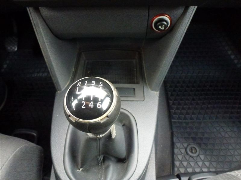 Volkswagen Touran 2,0 TDI 6rychl,TZ,Klima,7míst - fotka 32 z 45