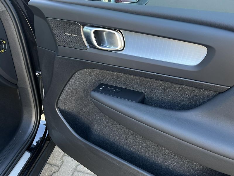 Volvo XC40 B3 FWD BE // 360 // kola - fotka 12 z 37