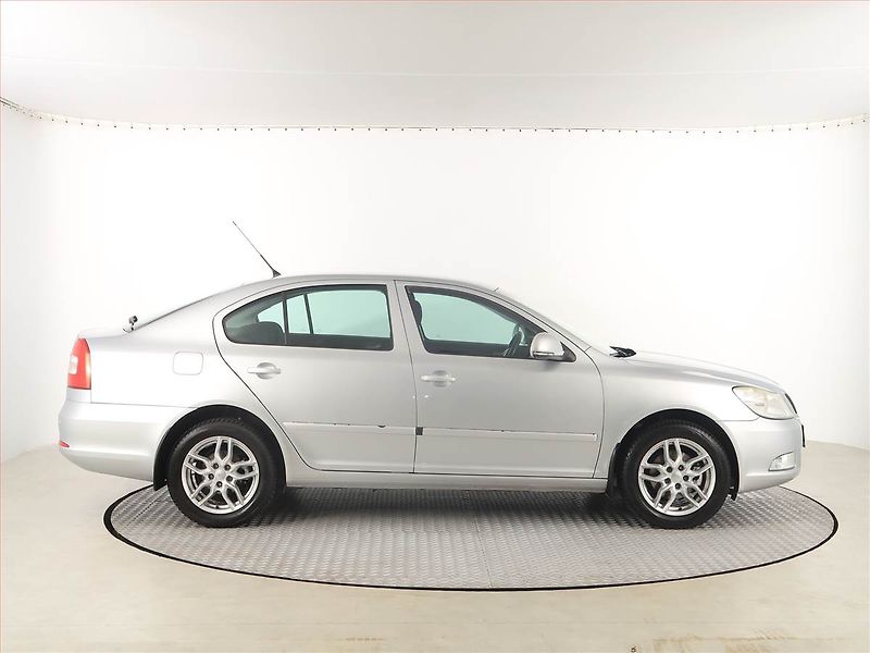Škoda Octavia (2009) 1.6, Tempomat, Park. senzory - fotka 6 z 16