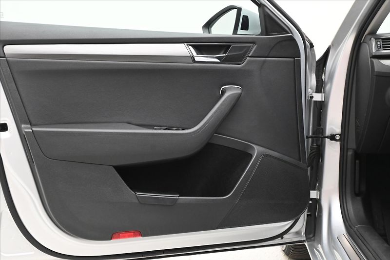 Škoda Superb 2,0 TDI 110 kW Style Záruka až - fotka 25 z 33