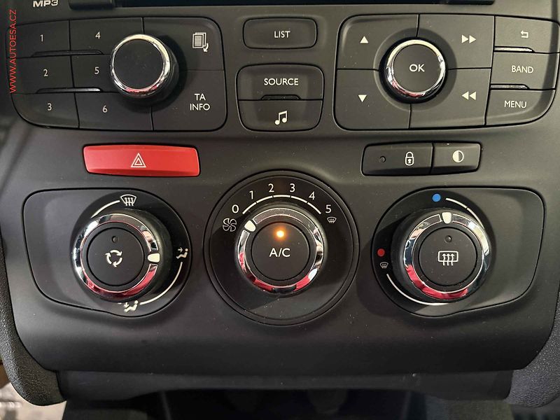 Citroën C4 (2016) 1.6HDi, ČR, AC, park.asist - fotka 15 z 16