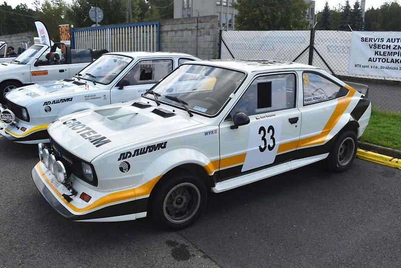 Auto na závodní dráze autodromu Sosnová