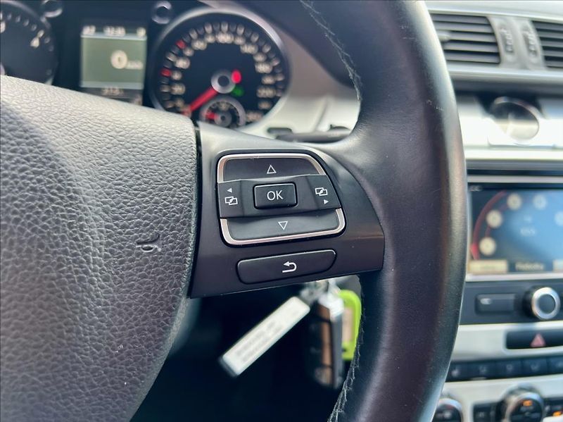Volkswagen Passat 2,0 TDi DSG HIGHLINE / NAVI - fotka 27 z 42