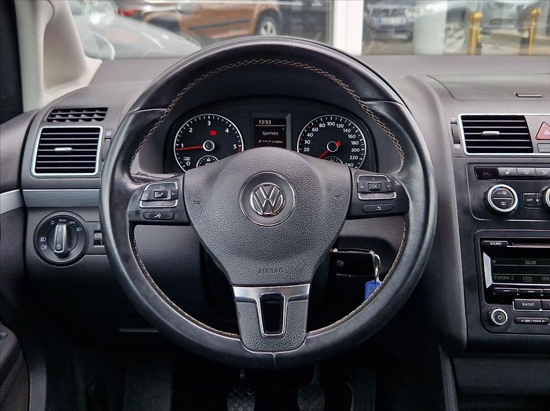 Volkswagen Touran 2,0 TDI 7MÍST VÝHŘEV KLIMA - fotka 19 z 26