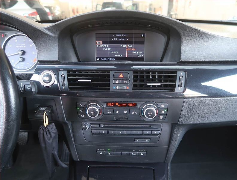 BMW Řada 3 (2009) 320 i, Navi, Xenony, Tempomat - fotka 12 z 19