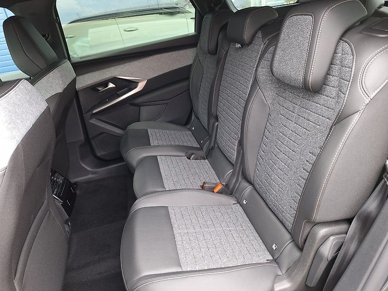 Peugeot 5008 (2026) BUSINESS Hybrid 145 e-DCS6 - fotka 13 z 16