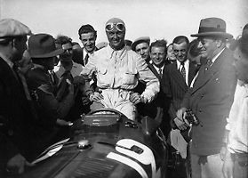 Louis Chiron jako vítěz Velké ceny Francie 1934. Od narození legendárního závodníka, který se stal velice populárním i v Československu, letos uplynulo 125 let.