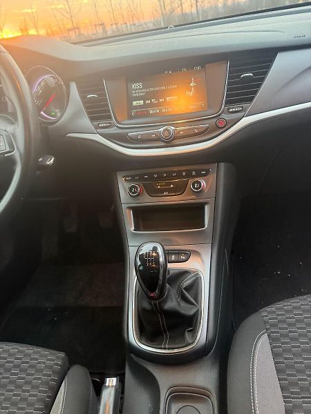 Opel Astra 1,2  81 kW SPORTS TOURER - fotka 12 z 18