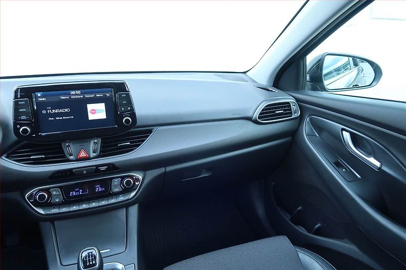 Hyundai i30 (2018) Style 1.4 T-GDI, Serv.kniha - fotka 8 z 24
